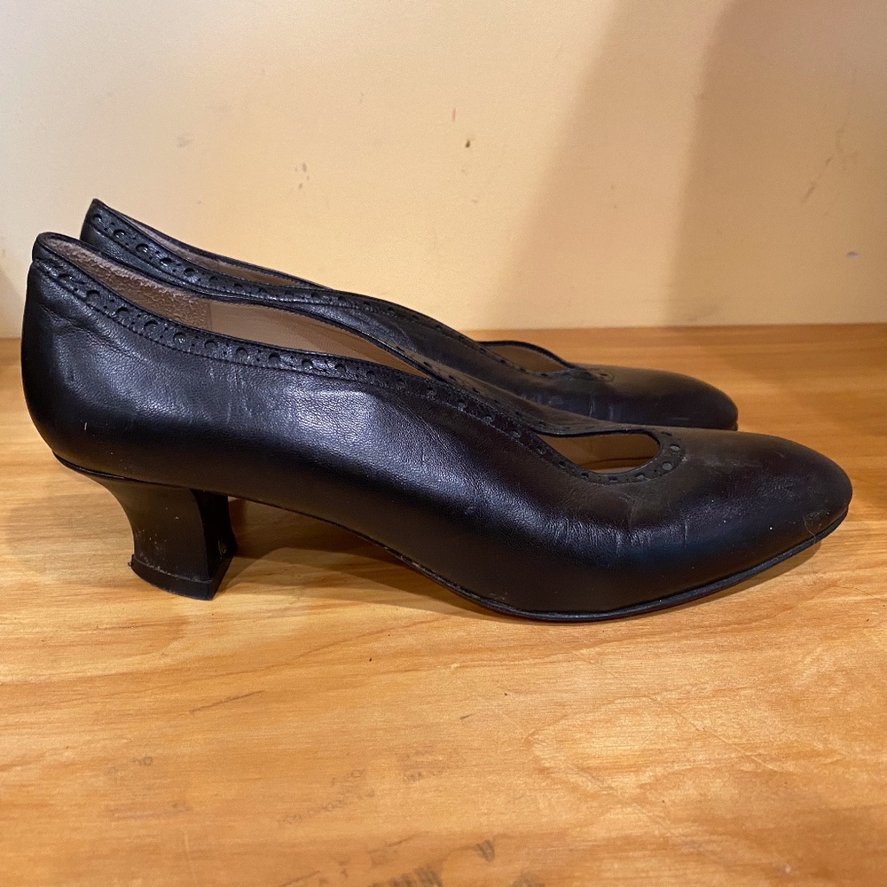 Thierry Rabotin scalloped black leather pumps